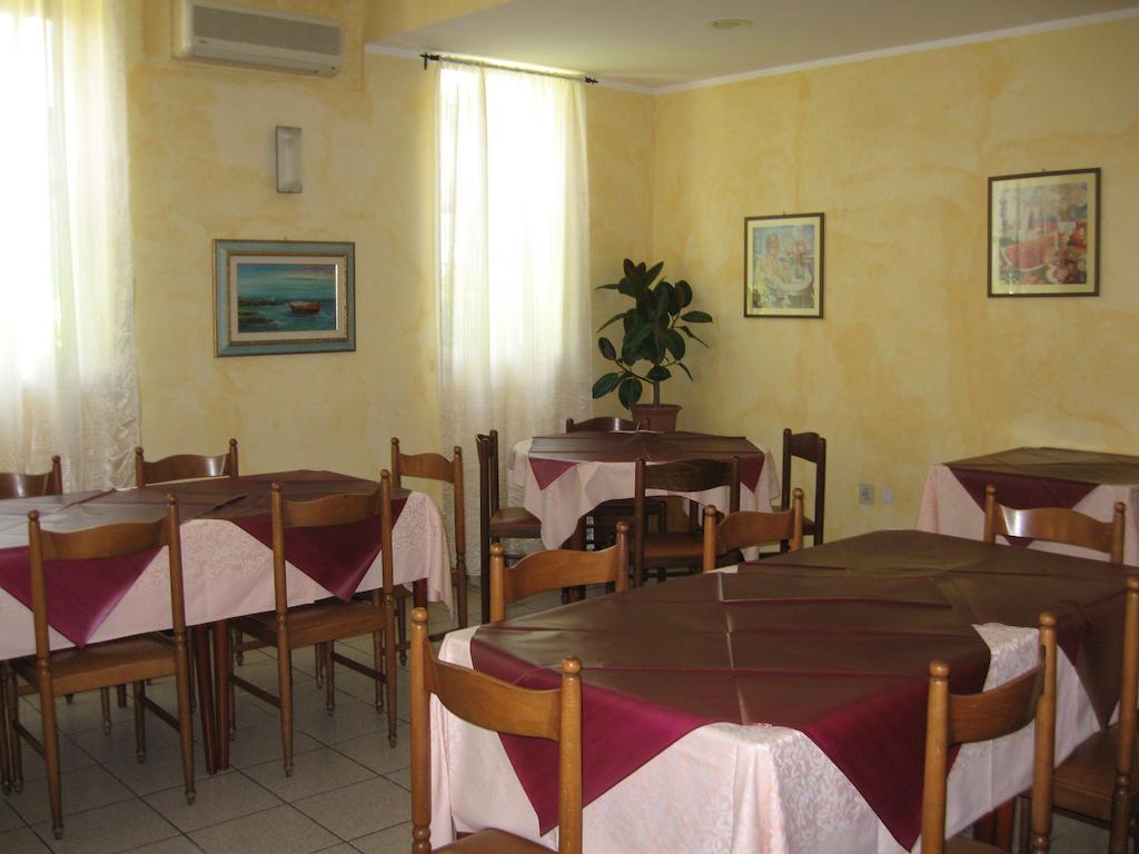 רימיני Hotel Eleonora מראה חיצוני תמונה