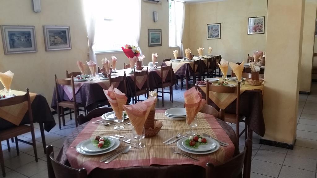 רימיני Hotel Eleonora מראה חיצוני תמונה